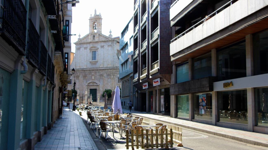 Imagen de archivo de una terraza junto a los cuatro cantones, en Palencia