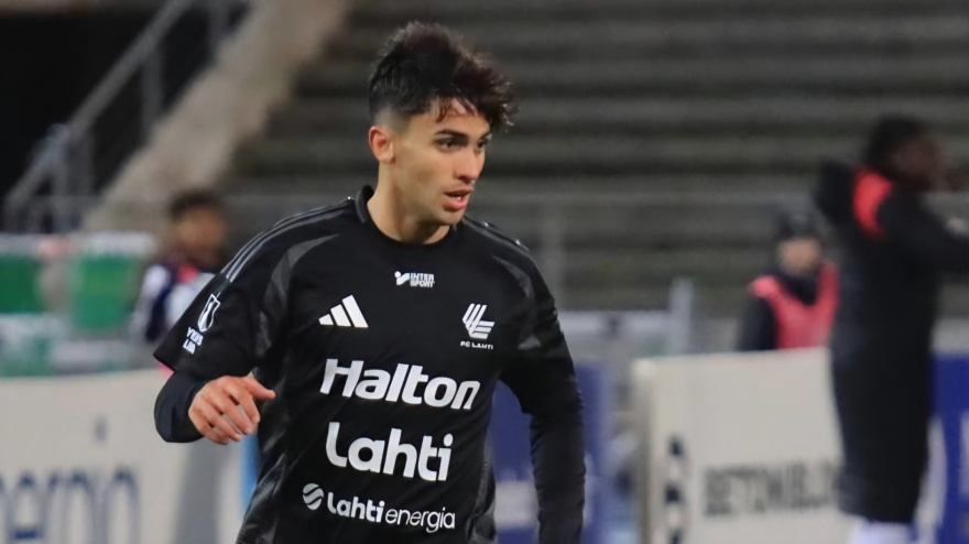 Tòfol Montiel en un partido con el FC Lathi