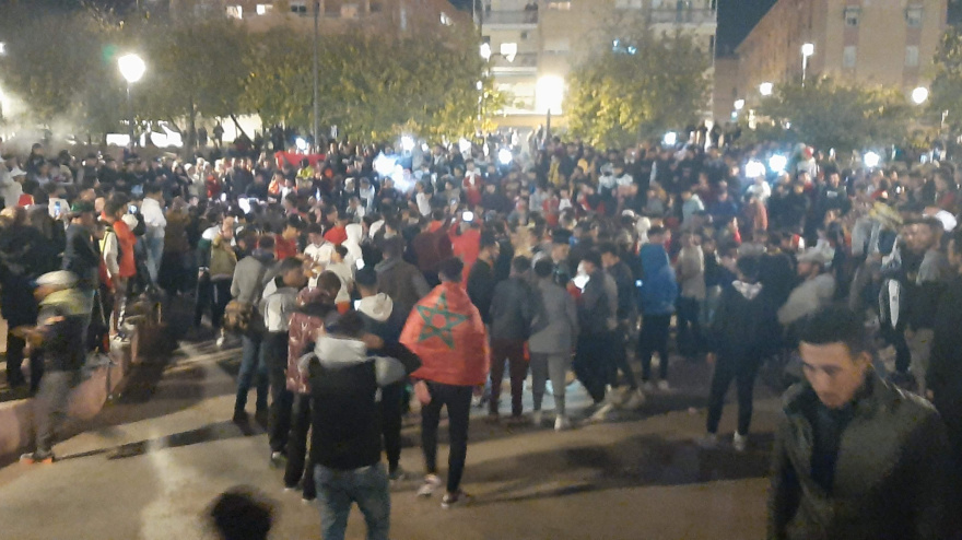 Inmigrantes marroquíes celebran en Lorca la victoria de su selección de futbol en un partido del mundial en diciembre de 2022