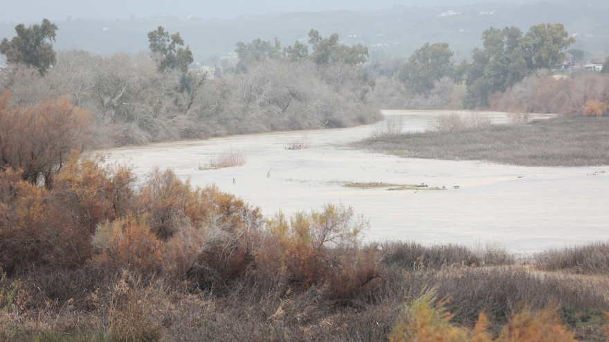 Imagen del río Guadalquivir a su paso por la localidad sevillana de Lora del Río mostrando una importante subida de caudal tras las últimas lluvias dejadas por la borrasca Joseph.