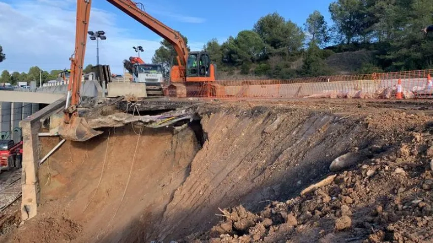 Una excavadora trabaja en el terreno de la AP-7 entre Gelida i Sant Sadurní d'Anoia