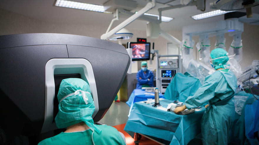 Cirugía robótica en quirófano durante una histerectomía, el robot es conducido por un cirujano desde la consola