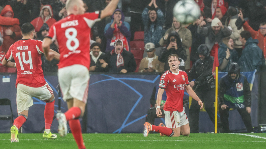 Andreas Schjelderup celebra el empate a uno para el Benfica frente al Real Madrid, en la última jornada de la Champions