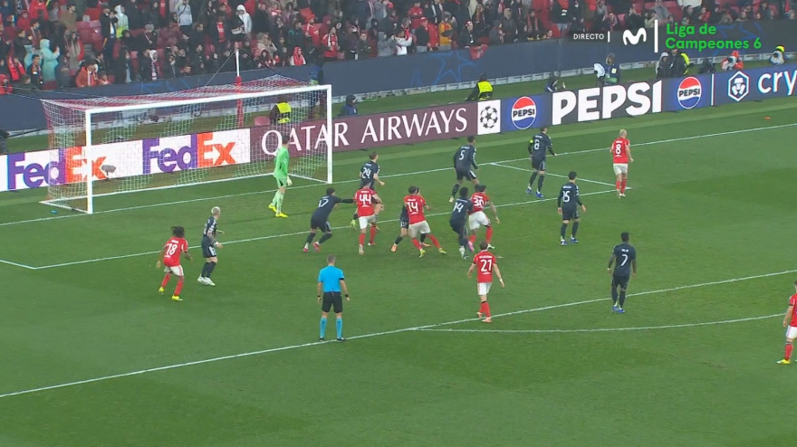 Imagen del penalti de Tchouaméni sobre Otamendi en el Benfica-Real Madrid