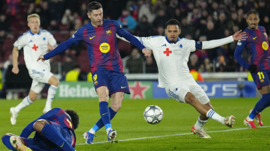 BARCELONA, 28/01/2026.- El delantero polaco del FC Barcelona, Robert Lewandowski (i), dispara a puerta para marcar su gol durante el encuentro correspondiente a la última jornada de la fase regular de Liga de Campeones que disputan FC Barcelona y FC Copenhague hoy miércoles en el Camp Nou. EFE/Alejandro García