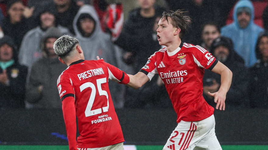 Andreas Schjelderup celebra con Gianluca Prestianni el 3-1 para el Benfica al Real Madrid