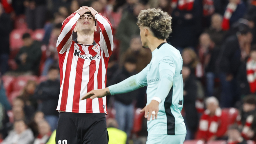 Rego se lamenta tras el gol del Sporting Portugal que deja fuera al Athletic