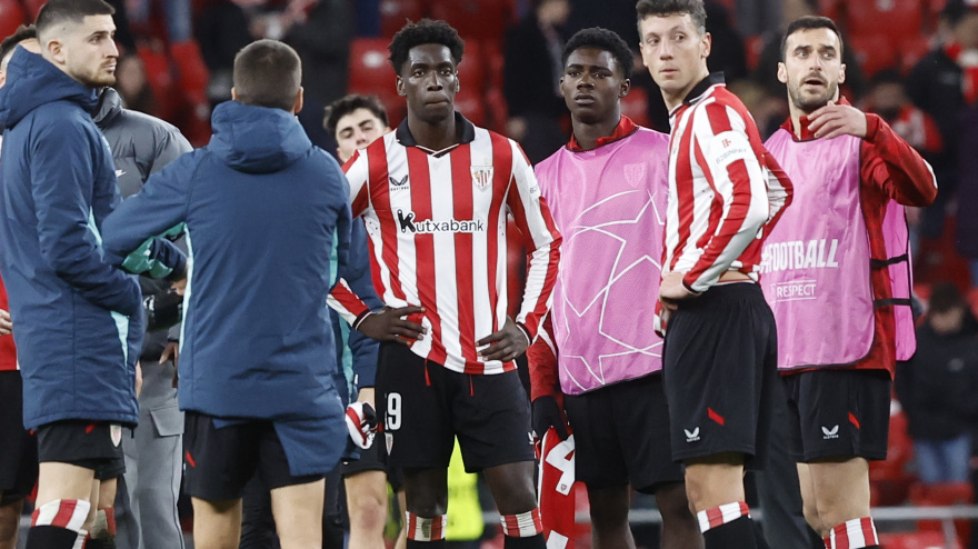 Los jugadores del Athletic, desolados tras la derrota ante el Sporting Portugal