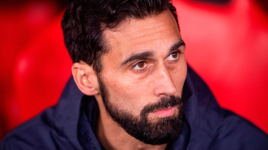 Álvaro Arbeloa, entrenador del Real Madrid, en el banquillo del estadio Da Luz frente al Benfica