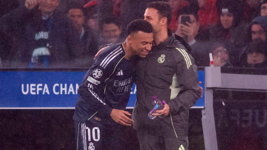 Mbappé, felicitado por el cuerpo técnico del Real Madrid tras marcar frente al Benfica