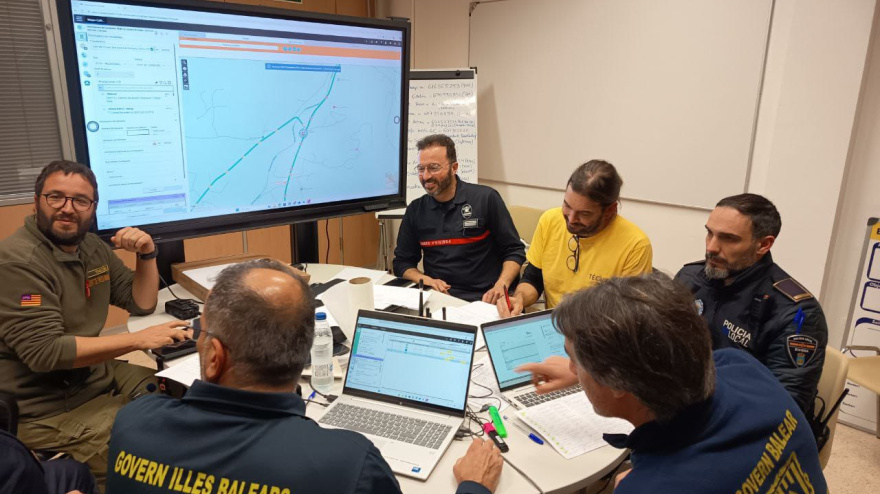 Puesto de Mando Avanzado situado en la delegación del Centro de Emergencias en Sa Coma.