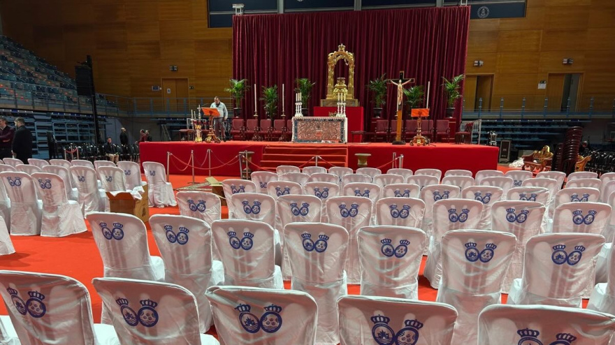 Interior del Palacio de los Deportes Carolina Marín preparado para el funeral