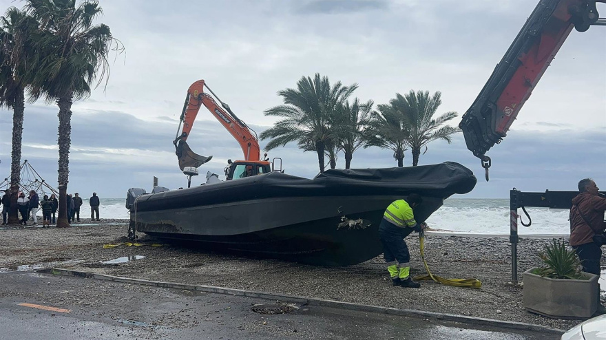 Un temporal arrastra dos narcolanchas a la deriva hasta la costa de Granada