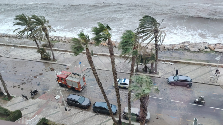 Almuñécar despliega un operativo especial de limpieza para paliar los efectos del temporal