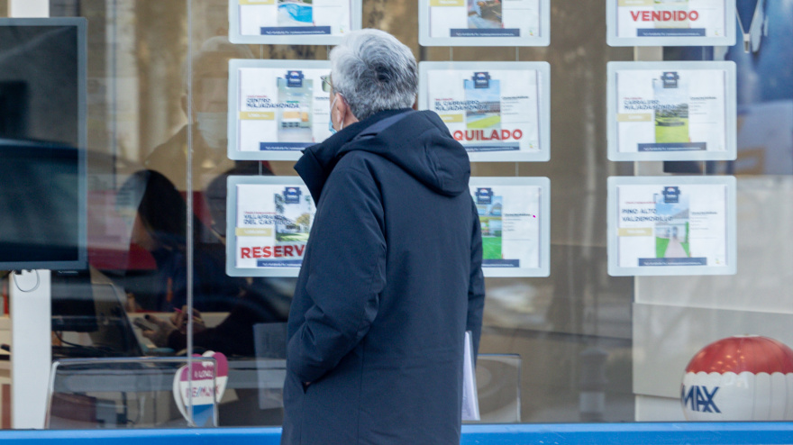 Un hombre pasa por una inmobiliaria