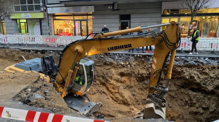 Las máquinas trabajan en el enorme socavón en la calle Pena Trevinca
