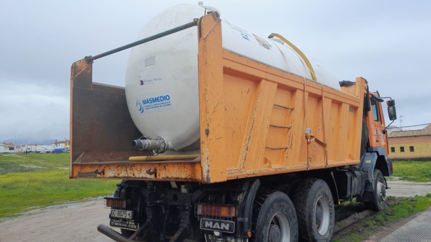 Uno de los camiones cisterna enviados por el Consorcio MasMedio de la Diputación de Cáceres a Talayuela