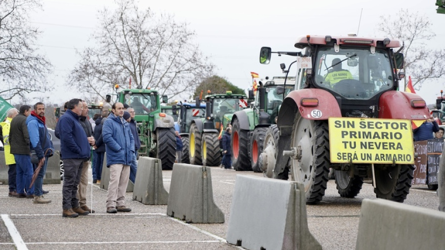 María López, redactora de COPE Valladolid, sigue de cerca la tractorada de Valladolid y te lo cuenta en Mediodía COPE