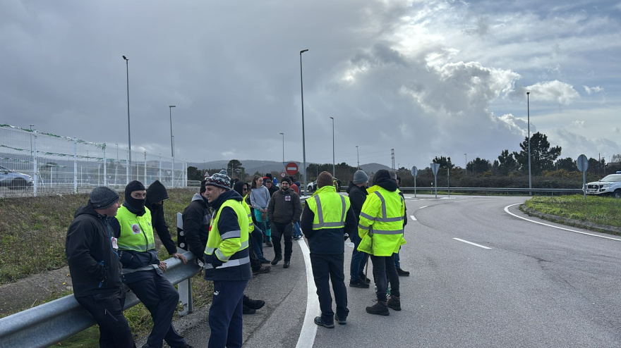 Ganaderos concentrados en la A-8 (Barres, Castropol)