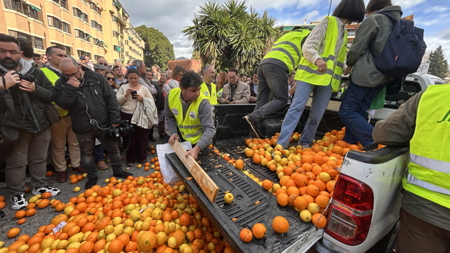 Los agricultores malagueños avisan durante sus protestas en Málaga: "Esto lo pagaremos los consumidores"
