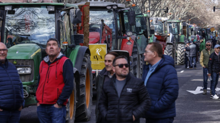 Dos centenares de tractores y unas 2.000 personas recorren Valencia contra el acuerdo con el Mercosur