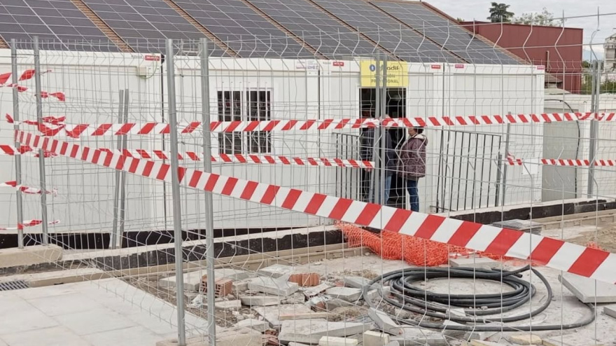 Esta caseta de obra cumple temporalmente la función de estación