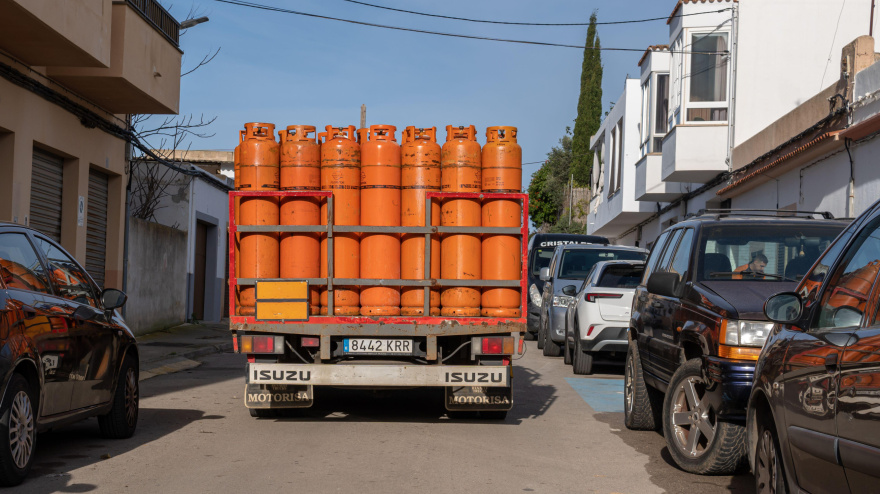 Camión de reparto de butano, aparcado en plena calle en la localidad mallorquina de Felanitx