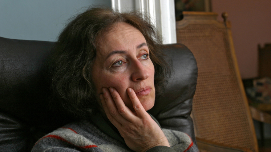 Mujer de mediana edad, de unos cincuenta años, que siente las presiones de la vida.