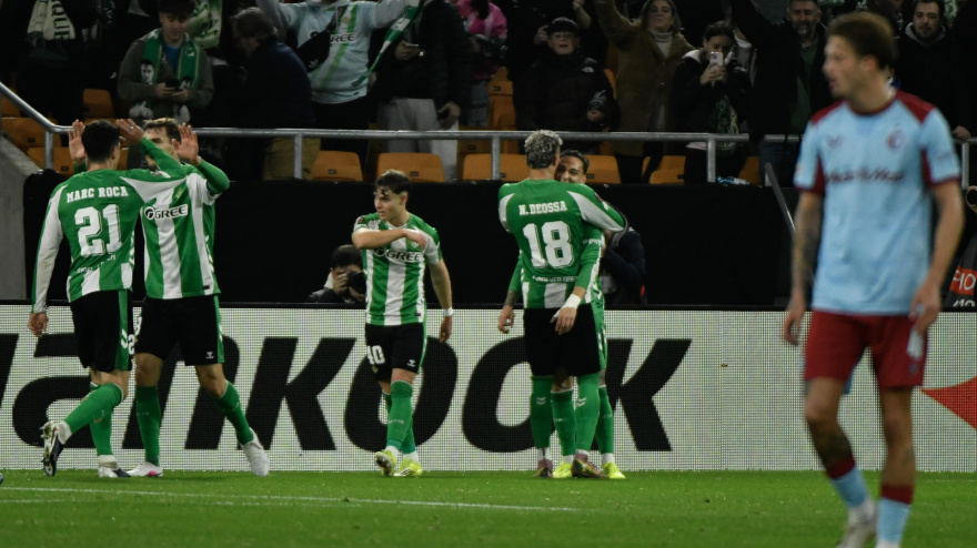 Los jugadores del Betis celebran el 1-0 de Antony contra el Feyenoord