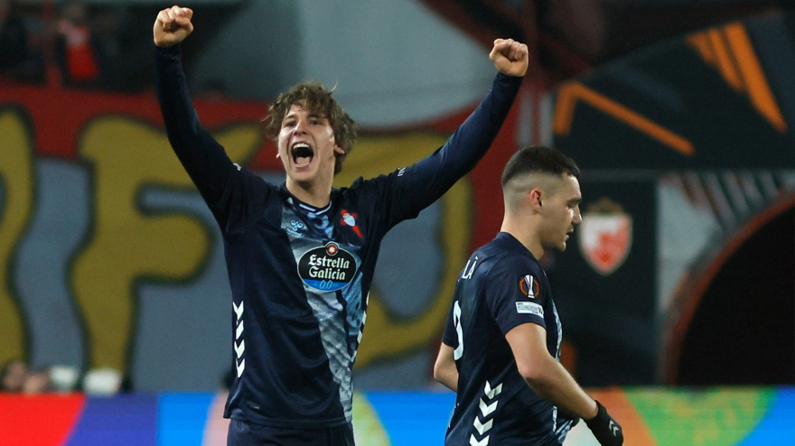 Fer López celebra con la camiseta del Celta el golazo marcado en el campo del Estrella Roja