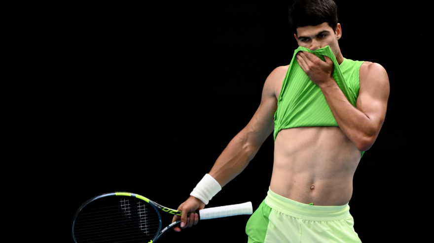 Carlos Alcaraz se lamenta durante un momento de su partido de semifinales ante Zverev.