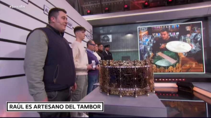 Raúl, artesano del tambor en Tobarra (Albacete)