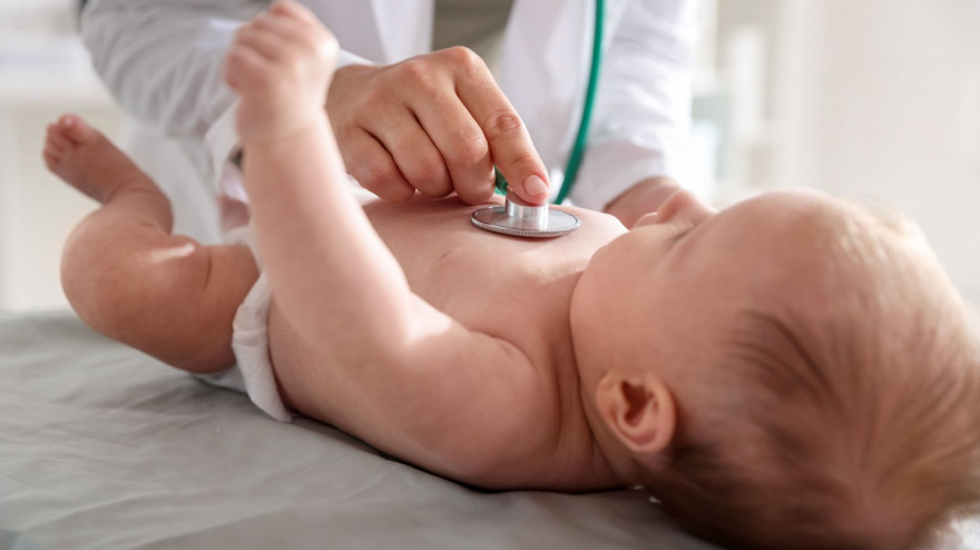 Bebé atendido por un pediatra.