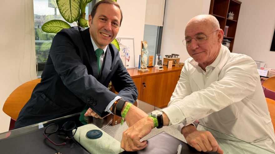 El presidente de la AECC de Ourense, Germán Rodríguez-Saá, con el gerente del Area Sanitaria de Ourense, Santiago Camba