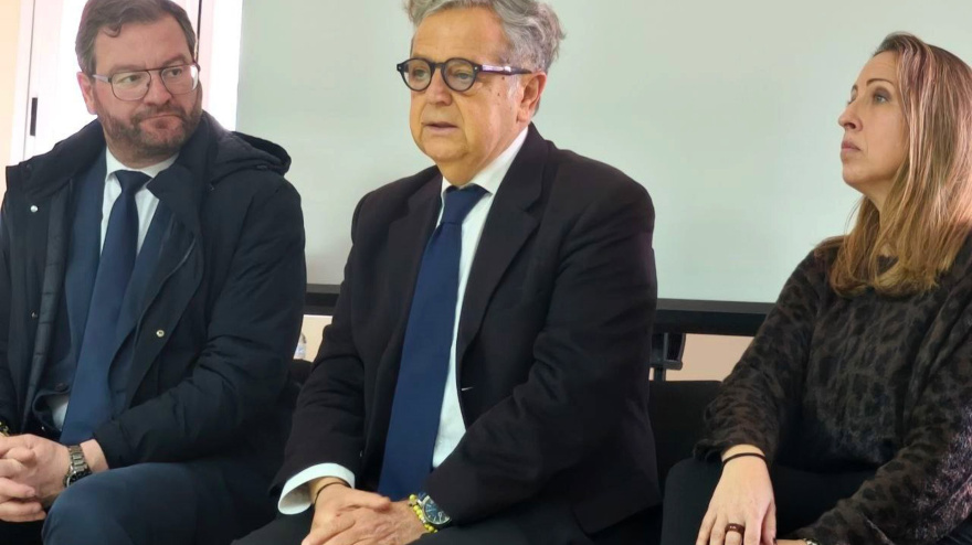 Fuentes se interesa por el trabajo de psicólogos del IPBS con bomberos actuantes en Adamuz.El presidente de la Diputación de Córdoba, Salvador Fuentes, ha podido conocer de primera mano el trabajo que durante la mañana de este viernes han realizado los profesionales del Instituto Provincial de Bienestar Social (IPBS) con los bomberos que han participado en las labores de rescate del accidente ferroviario de Adamuz.POLITICA SOCIEDADDIPUTACIÓN DE CÓRDOBA