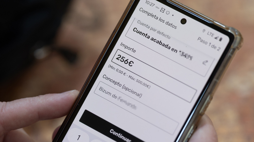 Una persona compartiendo un bizum.