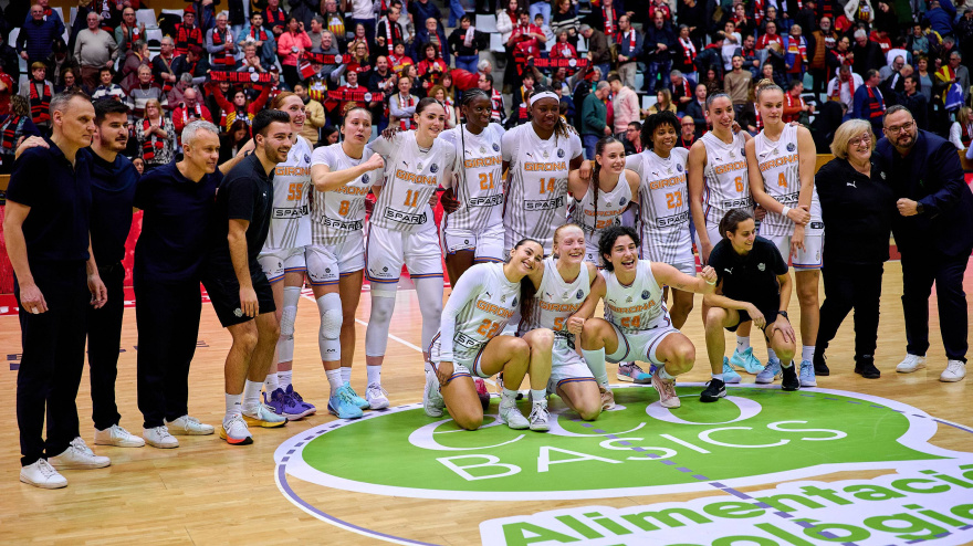 January 28, 2026, Girona, Spain: Players and staff of Spar Girona celebrate qualifying for the Final Six after match of the EuroLeague Women Basketball regular season second round on group E between Spar Girona (ESP) and Flammes Carolo Basket (FRA) at Fontajau Pavilion. Final score  Spar Girona  89 : 58 Flammes Carolo Basket (Credit Image: © David Pastor Andres/SOPA Images via ZUMA Press Wire)