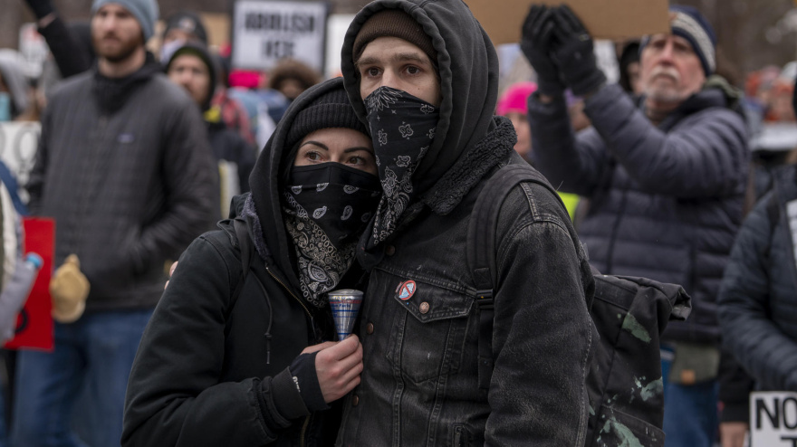AME3978. MINEÁPOLIS (ESTADOS UNIDOS), 10/01/2026.- Personas participan durante una manifestación en rechazo a los operativos del Servicio de Inmigración y Control de Aduanas (ICE) este sábado, en Mineápolis (Estados Unidos). EFE/ Angel Colmenares