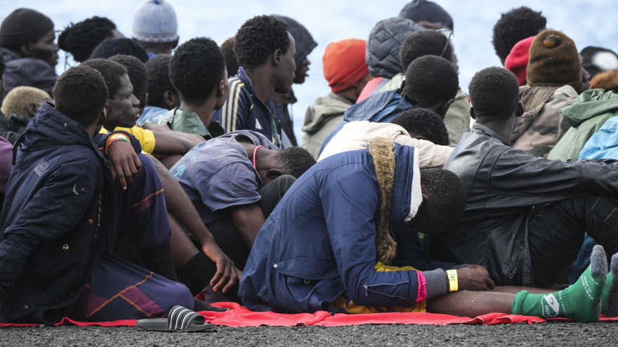 GRAFCAN8610. GRANADILLA (TENERIFE) (ESPAÑA), 03/01/2026.- Salvamento Marítimo ha rescatado este sábado a los 166 integrantes de un cayuco, uno de ellos fallecido, que navegaba en aguas cercanas a Tenerife y los ha trasladado al puerto de Granadilla, donde han sido atendidos por la Cruz Roja. EFE/Alberto Valdés