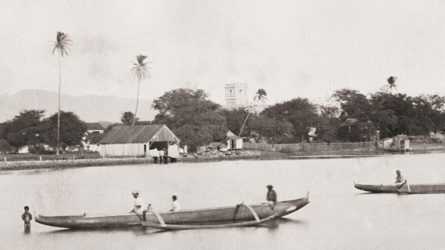 Fotografía antigua del siglo XIX: canoas en Honolulu, Hawái.