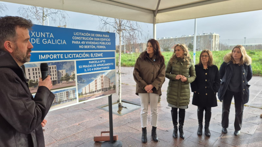 Visita a la parcela donde se construirá la promoción de vivenda pública en O Bertón, Ferrol