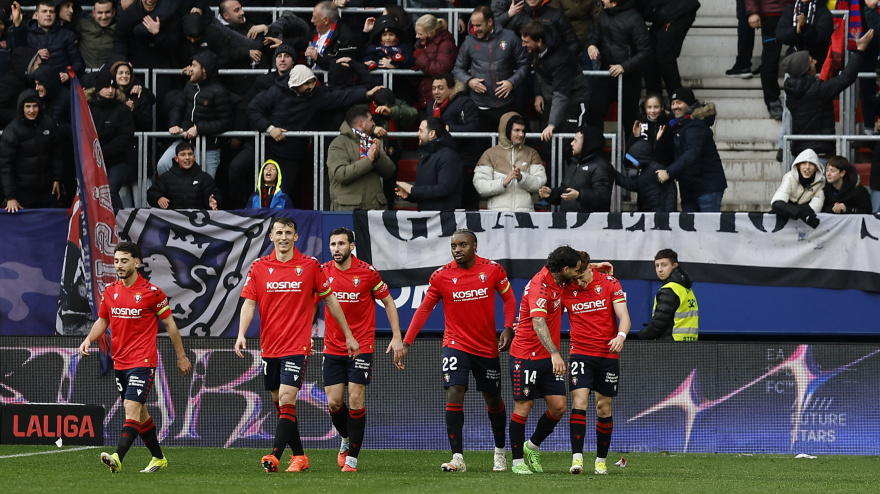 Budimir celebra con sus compañeros su tanto, en el Osasuna - Villarreal