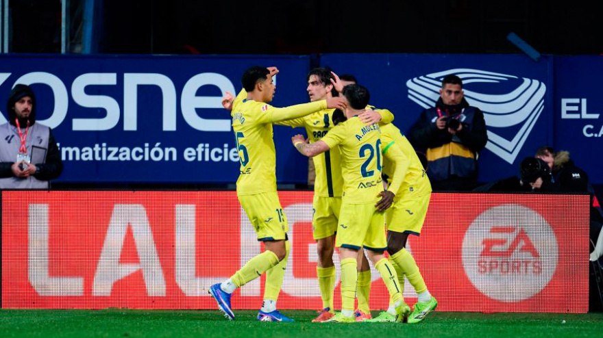 Los jugadores del Villarreal celebran uno de los goles de Gerard Moreno en Pamplona
