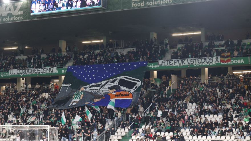 Pancarta desplegada en uno de los fondos de El Arcángel