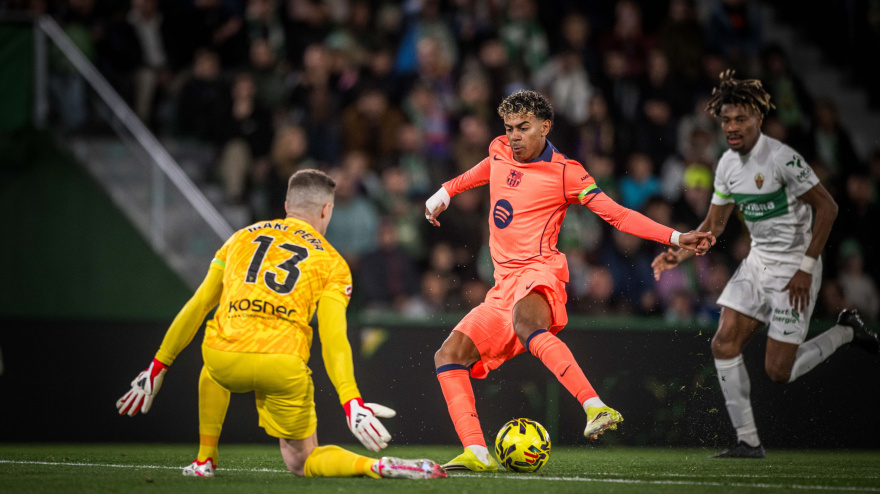 Lamine Yamal marcó el primero regateando a Iñaki Peña.