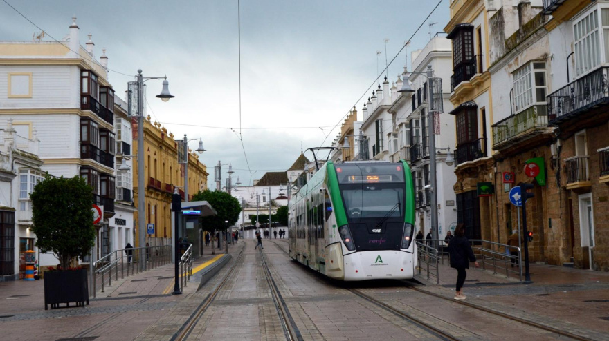 El Trambahía a su paso por San Fernando (Cádiz)