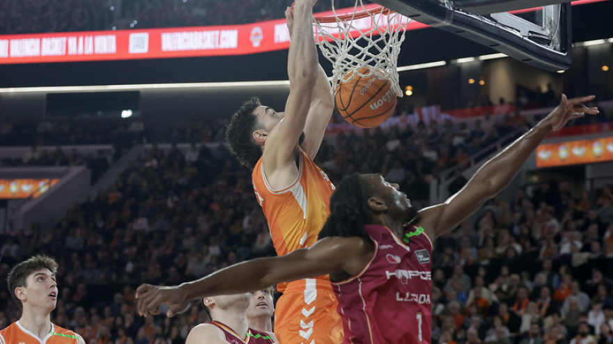 Josep Puerto machaca la canasta del Lleida