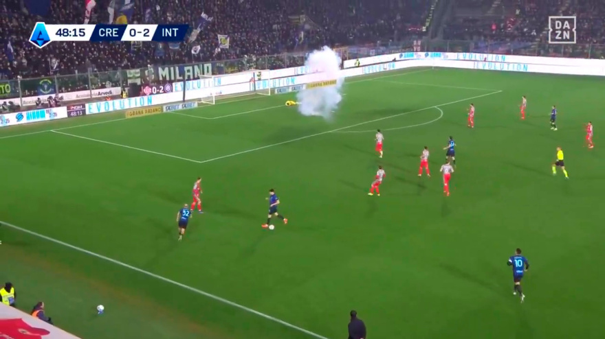 Momento en el que un petardo explota muy cerca del portero de la Cremonese, en su partido contra el Inter de Milan en el Calcio