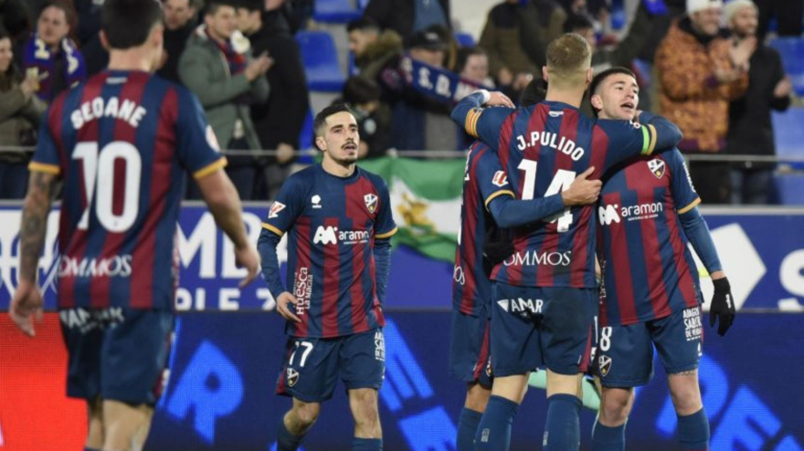 Los futbolistas del Huesca festejan la victoria contra el Cádiz