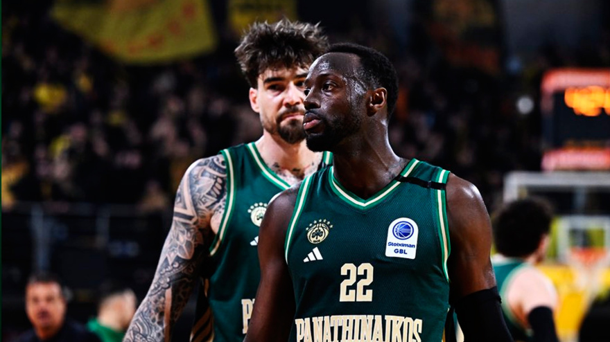 Dos jugadores del Panathiakos tras la derrota frente al Aris en la liga griega